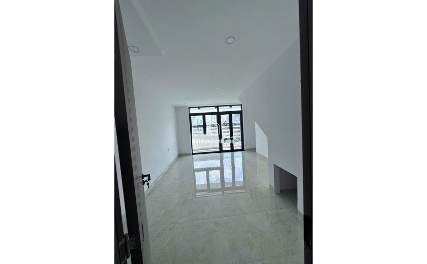 Cho thuê nhà Mặt tiền - Quận 3 - ̀5 tầng - ̀5 PN - Giá 40 tr/ tháng