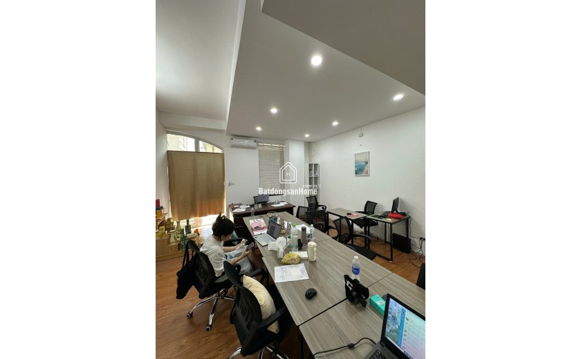 Cho thuê căn nhà mặt phố Hoàng Sâm, Cầu Giấy. DT 47m2 , MT 5m, 9 triệu/tháng. LH: 0916109086