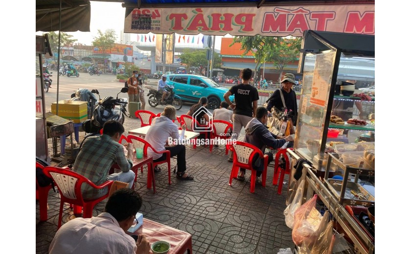 Cần sang quán cơm tấm do không có người trông coi , quán vẫn đang hoạt động