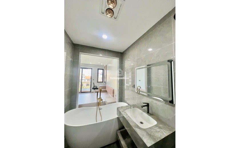 BÁN NHÀ VÕ CHÍ CÔNG- Ô TÔ- thang máy ở ngay -65M 5 TẦNG 14.3 TỶ