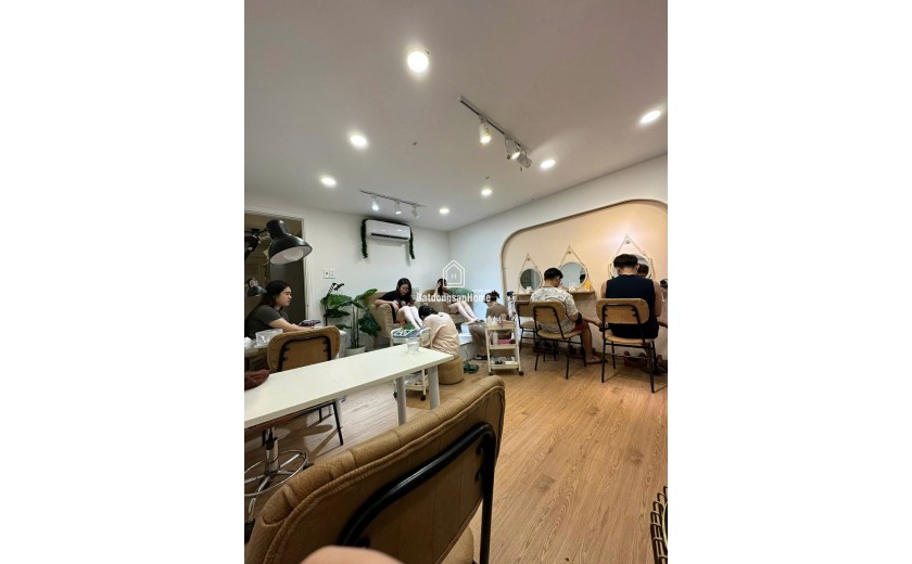 Sang tiệm nail gội khu Phan Xích Long