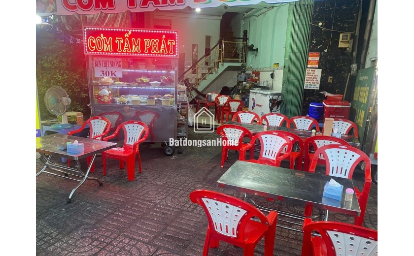 Cần sang quán cơm tấm do không có người trông coi , quán vẫn đang hoạt động