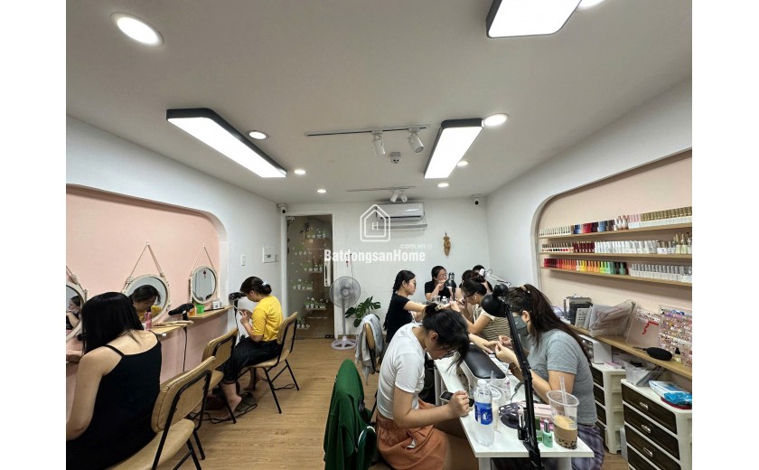 Sang tiệm nail gội khu Phan Xích Long