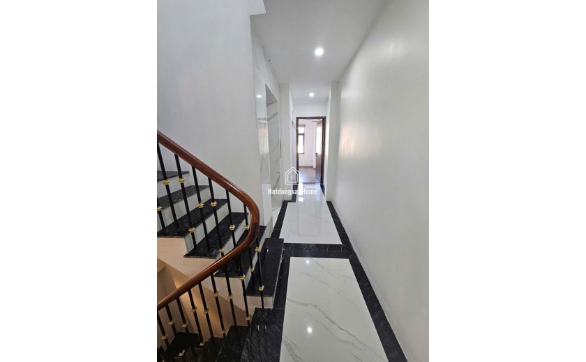 SIÊU PHẨM GIÁP BÁT - 5 TẦNG THANG MÁY - FULL  NỘI THẤT  40m2 5 tầng mặt tiền 3.1m Giá 11.8 tỷ