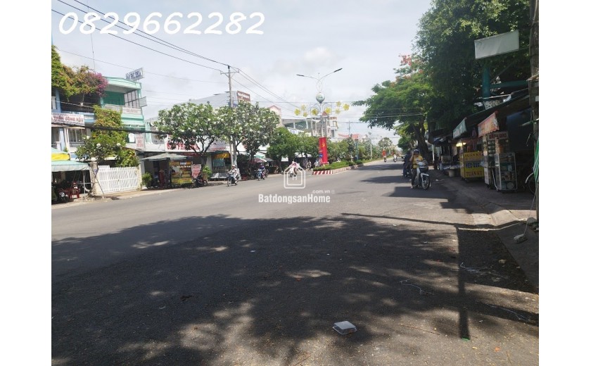 Bán nhà mặt tiền đường Hùng Vương Sa Đéc Đồng Tháp, 1 trệt 2 lầu, sổ hồng chính chủ