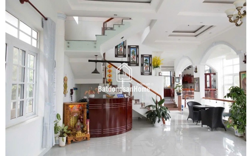 Bán villa 3 tầng Nguyễn Chí Thanh Hội An, full tiện nghi, hạ 1 tỷ,  còn 15.9 tỷ