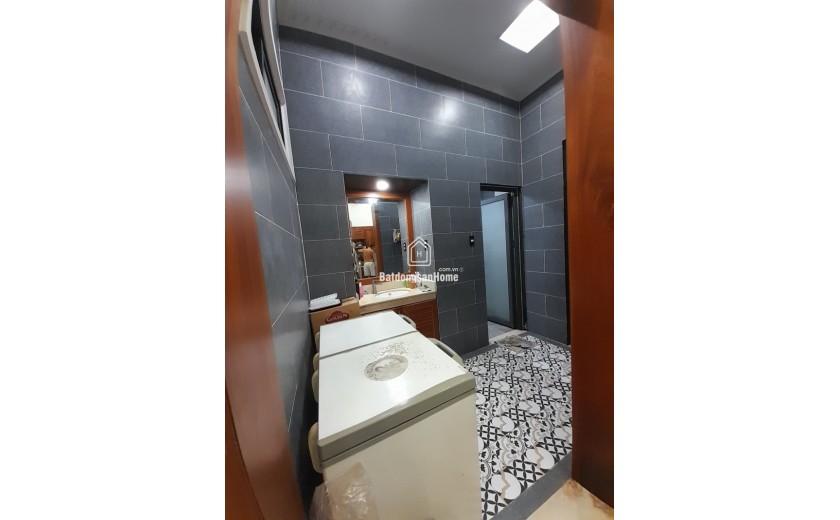 Bán nhà đường số 35, Hiệp Bình Chánh, Thủ Đức, TP HCM. DT 240m2, 3 tầng, 4PN, SHR. Giá 18.9 tỷ. LH: 0933125879