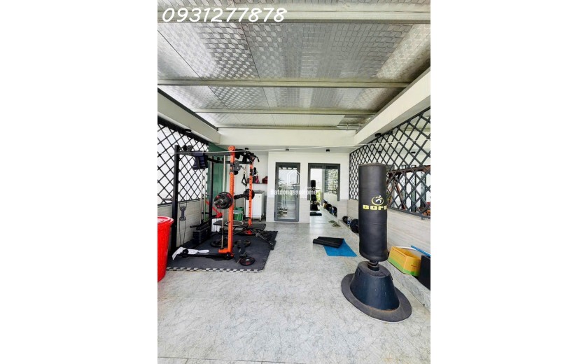 PHẨM XE HƠI NGỦ THANG MÁY XỊN XÒ TRONG NHÀ PHÂN KHÚC  TREN 7 TỎI