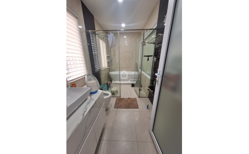 Bán nhà mặt phố đường Tự Do, Q.9, Thủ Đức, TP HCM. DT 90m2, 3 tầng, 4PN, 4WC, sổ hồng. Giá 9,05 tỷ