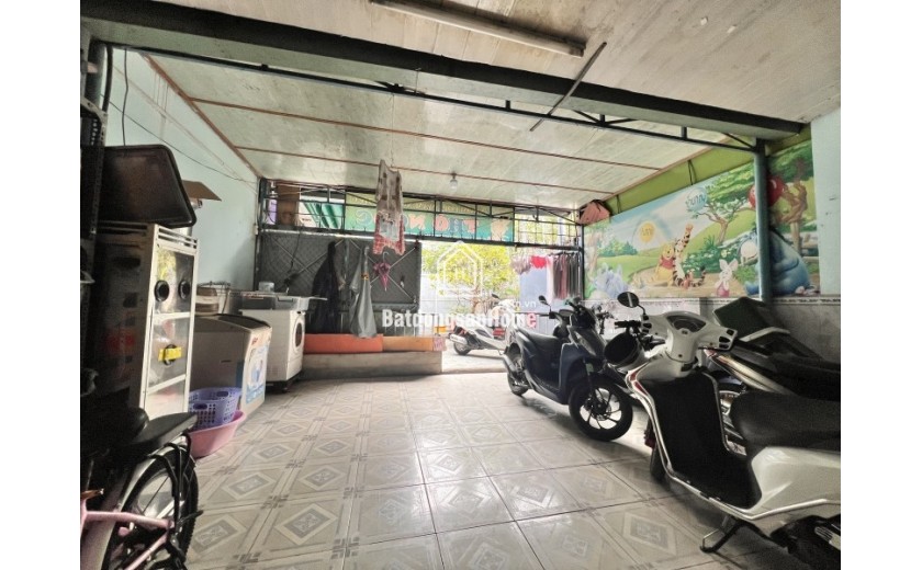 Bán nhà trong ngõ đường số 8, Linh Trung, Thủ Đức, TP HCM - Diện tích 194m2, cấp 4. Giá 10,9 tỷ, sổ hồng. Liên hệ: 0933125879.