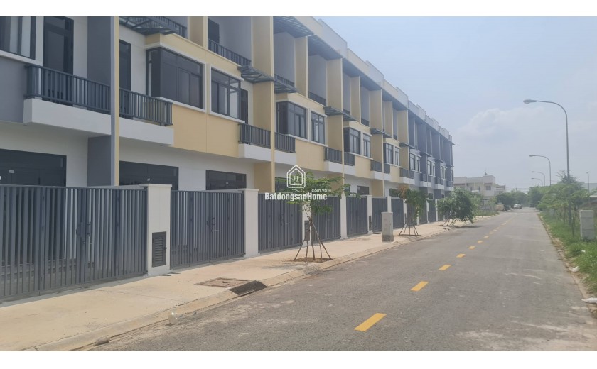 Nhà phố ngay KCN lớn nhất Việt Nam - Giá chỉ 2,1 tỷ/căn