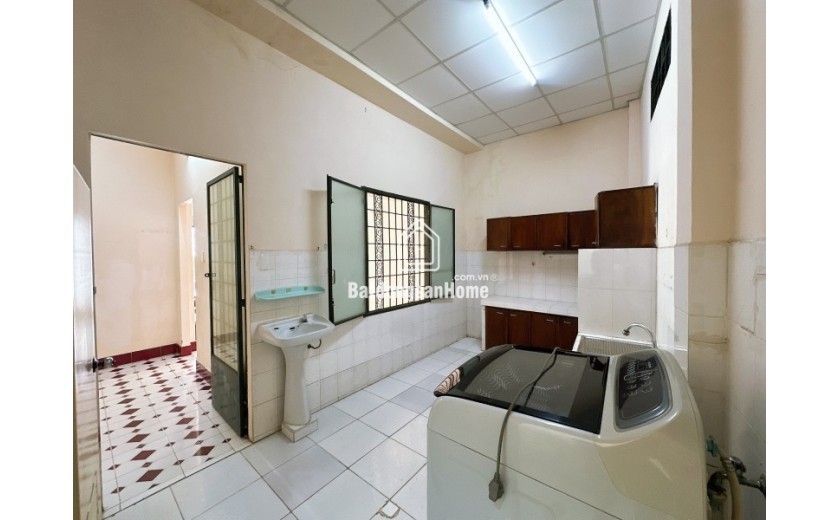 Bán nhà mặt phố Hiệp Phú, Q.9, TP HCM. DT  98m2, một trệt giá 6.9 tỷ, sổ hồng đầy đủ. Liên hệ 0933125879.