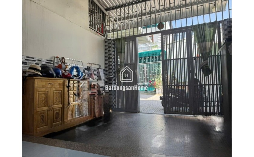 Bán nhà 3 tầng đường 109,  Phước Long B, Q.9, Hồ Chí Minh, diện tích 96m2, giá 8,45  tỷ, sổ hồng. Liên hệ 0933125879.