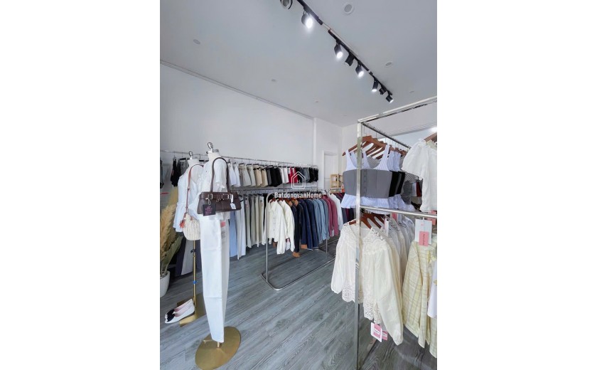 Cần sang lại toàn bộ shop đang kinh doanh có sẵn đồ chỉ việc vào kinh doanh mùa tết.