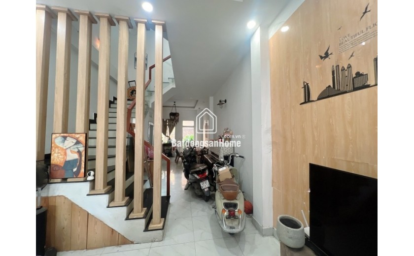 Bán nhà 3 tầng đường số 10, Hiệp Bình Phước, Thủ Đức, TP HCM. DT 77m2, sổ hồng, giá 6,9 tỷ. Liên hệ: 093125879.