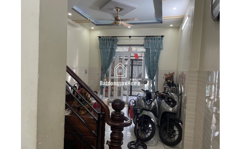 Bán nhà 3 tầng đường Lê Thị Hoa, Bình Chiểu, Thủ Đức. DT 71m2, sổ hồng, giá 5,8 tỷ. Liên hệ: 0933125879.