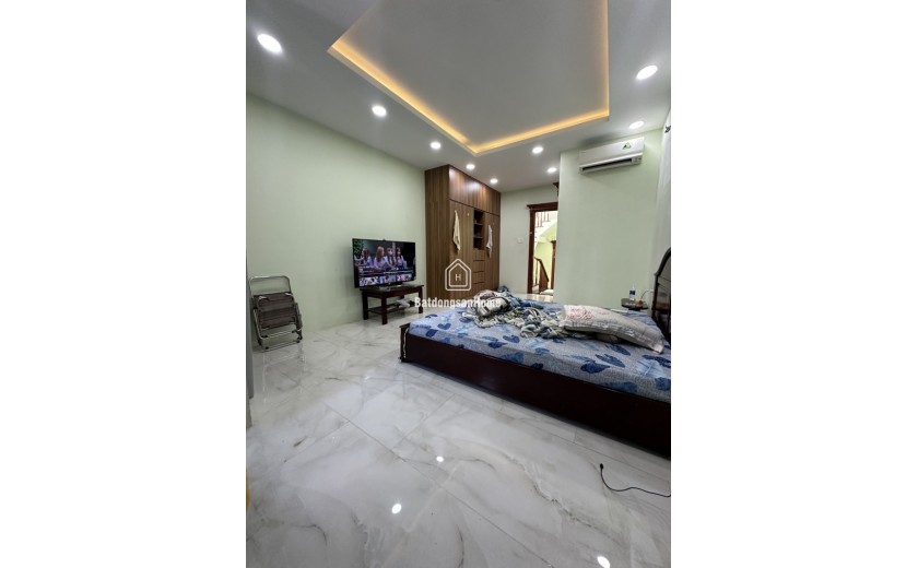 Bán nhà 3 tầng Quốc Lộ 13,, Hiệp Bình Phước, Thủ Đức. DT 60 m2, 4PN, 3WC, giá 7,4 tỷ, sổ hồng đầy đủ.