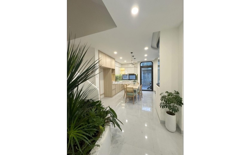 Bán nhà mặt phố Tăng Nhơn Phú A, Thủ Đức, TP HCM. DT 74m2, 4 tầng, 5 phòng ngủ, sổ hồng, giá 8.4 tỷ. Liên hệ: 0933125879.