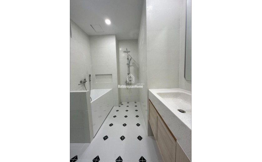 Bán nhà mặt phố Tăng Nhơn Phú A, Thủ Đức, TP HCM. DT 74m2, 4 tầng, 5 phòng ngủ, sổ hồng, giá 8.4 tỷ. Liên hệ: 0933125879.