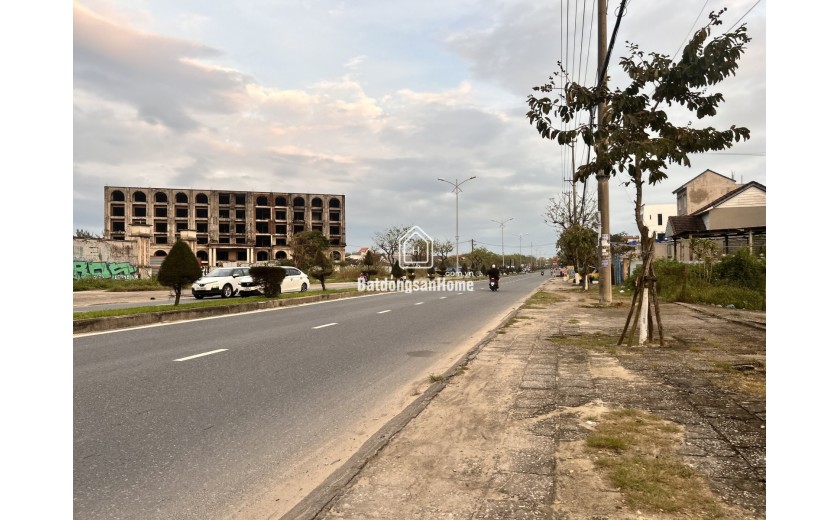 Bán nhà mặt tiền Lạc Long Quân gần biển Cửa Đại, 355m2, giá 22,2 tỷ