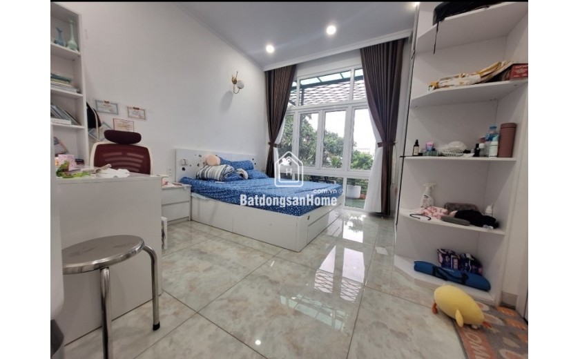 Bán nhà mặt phố đường Tự Do, Q.9, Thủ Đức, TP HCM. DT 90m2, 3 tầng, 4PN, 4WC, sổ hồng. Giá 9,05 tỷ