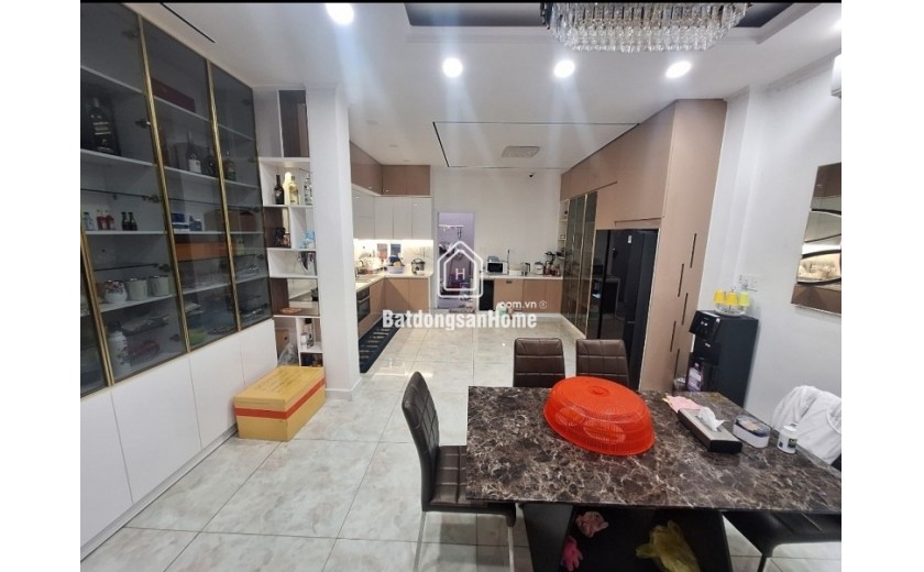 Bán nhà mặt phố đường Tự Do, Q.9, Thủ Đức, TP HCM. DT 90m2, 3 tầng, 4PN, 4WC, sổ hồng. Giá 9,05 tỷ