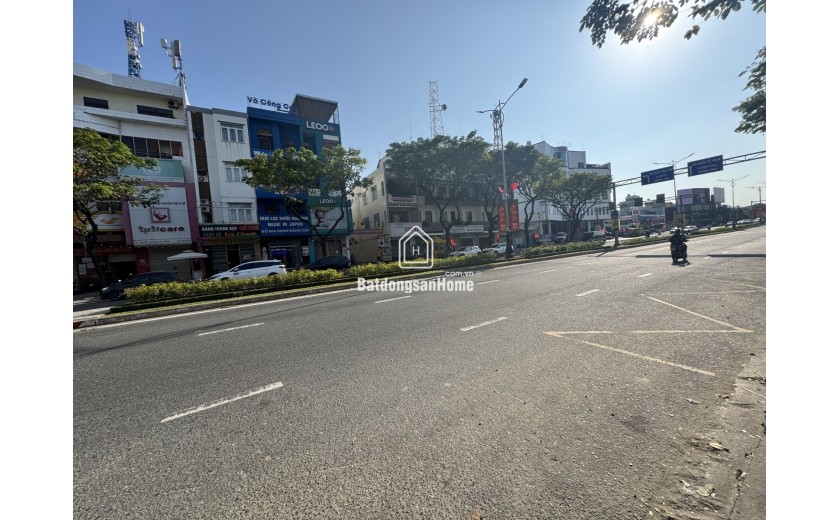 Nhà 3 tầng lô góc 3 mặt thoáng Nguyễn Văn Linh 105.5m2 giá 31.5 tỷ