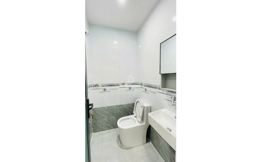 CMT8 - Quận 10 - Nhà mới ở ngay - 2 tầng - Kế hẻm ô tô - 3.1 tỷ