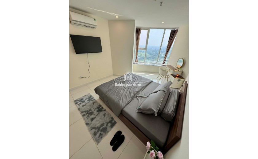 GẤP Em đang cần cho thuê gấp căn hộ 3pn rộng 300m2