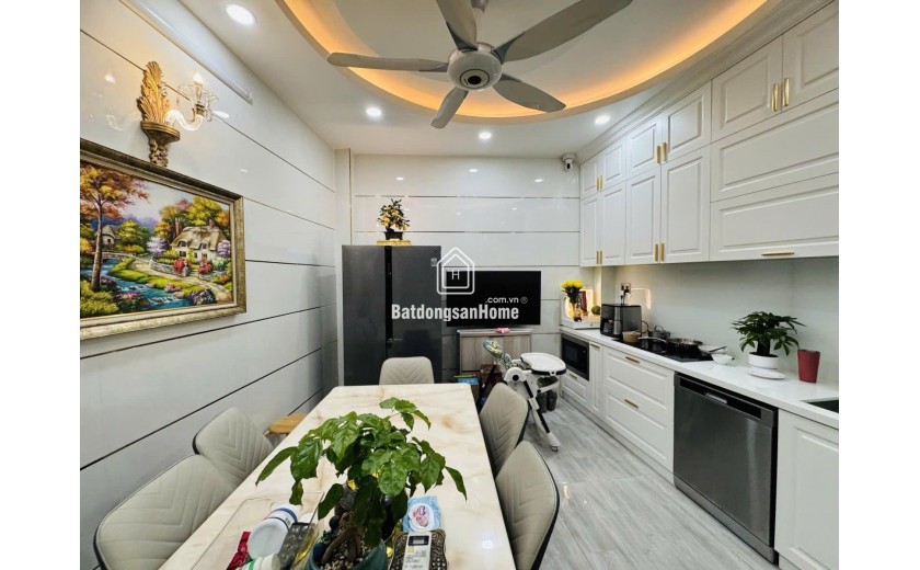 SHOCK GIẢM VỀ 9.5 TỶ -Hẻm ÔTô 8M_5 tầng+ST-4PN Ngang Hiếm 5.5m_Nhà Cực Đẹp Giáp Q10