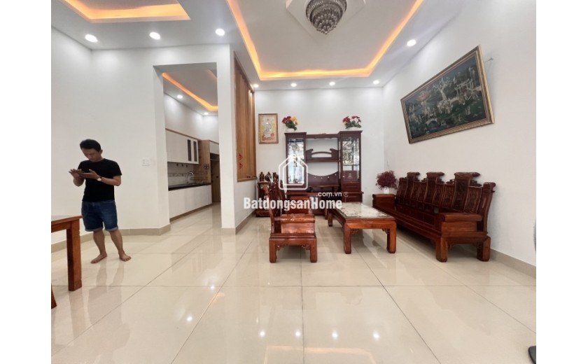 Bán nhà mặt phố đường số 4, Phường Linh Xuân, TP HCM. DT 140m2, 3 tầng, giá  8.85 tỷ.