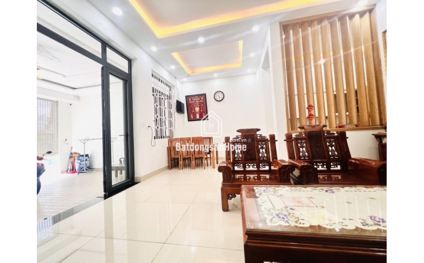 Bán nhà mặt phố đường số 4, Phường Linh Xuân, TP HCM. DT 140m2, 3 tầng, giá  8.85 tỷ.