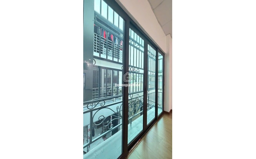 Chính chủ bán nhà 2 tầng mặt ngõ Giải Phóng , ô tô đỗ cửa