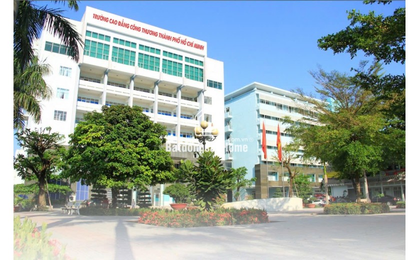 NHÀ 2 TẦNG– GẦN CĐ CÔNG THƯƠNG, Q.9 (CŨ) – 121M² (5 x 24) – 2 TẦNG – 5PN 2WC – HẺM ÔTÔ – THOÁNG RỘNG – HOÀN CÔNG