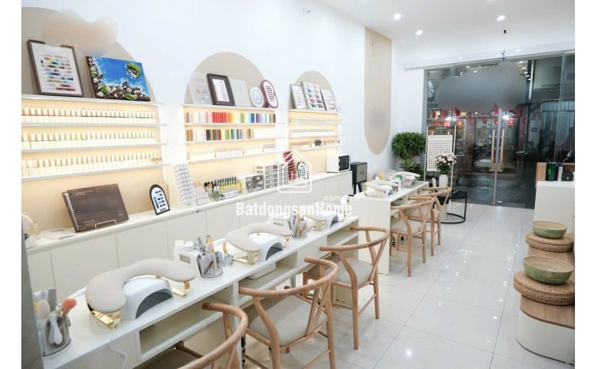 Do công việc cá nhân quá bận rộn, không có thời gian trực tiếp quản lý và chăm sóc tiệm