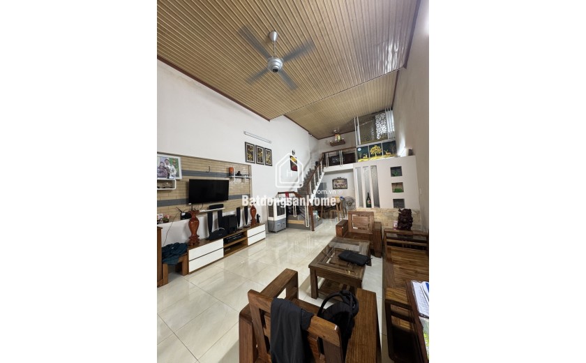 Nhà sát Lê Đại Hành, 104m2 ngang 6m, ô tô vào nhà, giá 4.5 tỷ