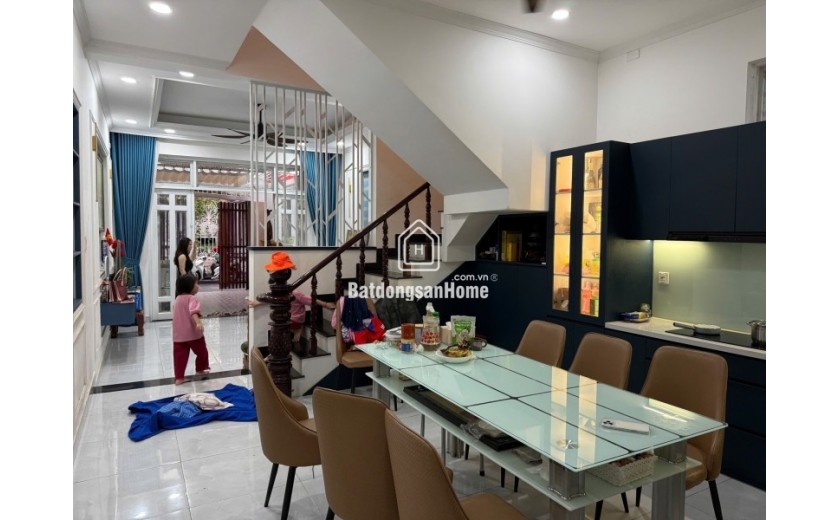 Bán nhà đường Đỗ Xuân Hợp, Phước Long B, Q9, Thủ Đức, TP HCM. DT  80m2, 4 tầng, sổ hồng. Giá 10.4 tỷ