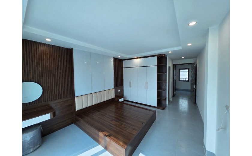 Bán Nhà view Hồ 43m, xây mới 5 tầng, đủ nội thất , Giá 7.8 tỷ