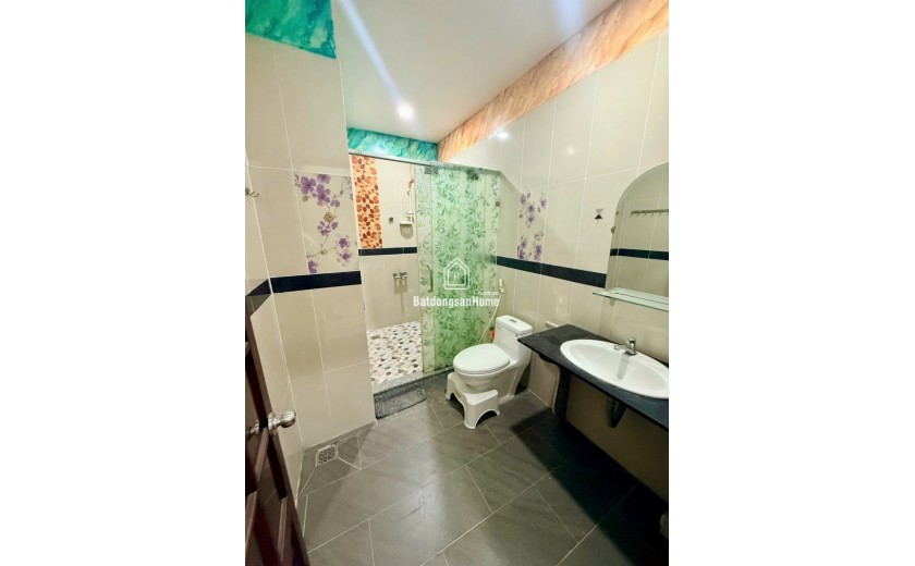 Bán nhà mặt phố đường B, Dĩ An, TP HCM. DT  92m2, 4 tầng, 5PN - Giá 12.4 tỷ