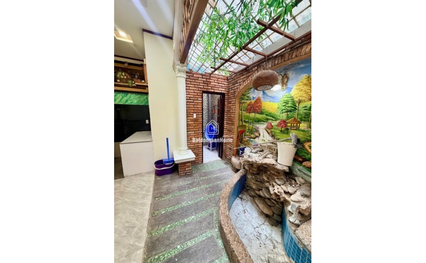 Bán nhà mặt phố đường B, Dĩ An, TP HCM. DT  92m2, 4 tầng, 5PN - Giá 12.4 tỷ