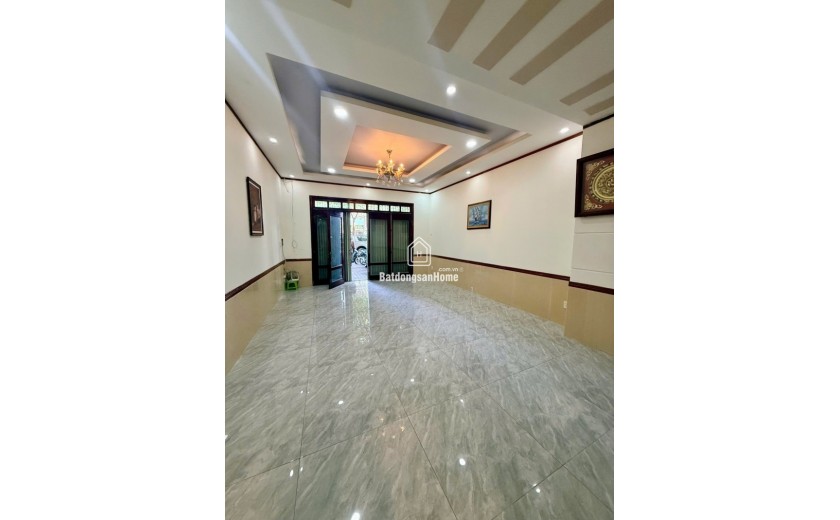 Bán nhà mặt phố đường B, Dĩ An, TP HCM. DT  92m2, 4 tầng, 5PN - Giá 12.4 tỷ